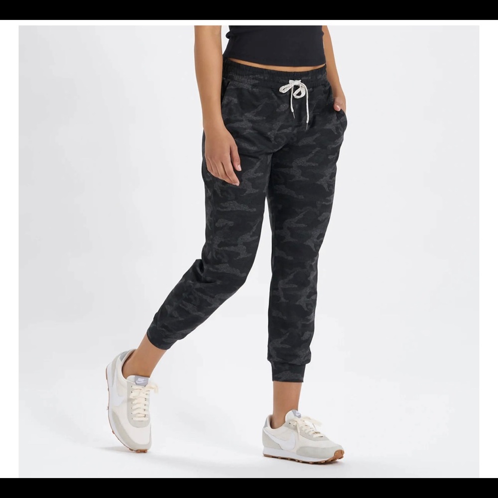 Vuori jogger. Black camp. Size medium. Perfect condition